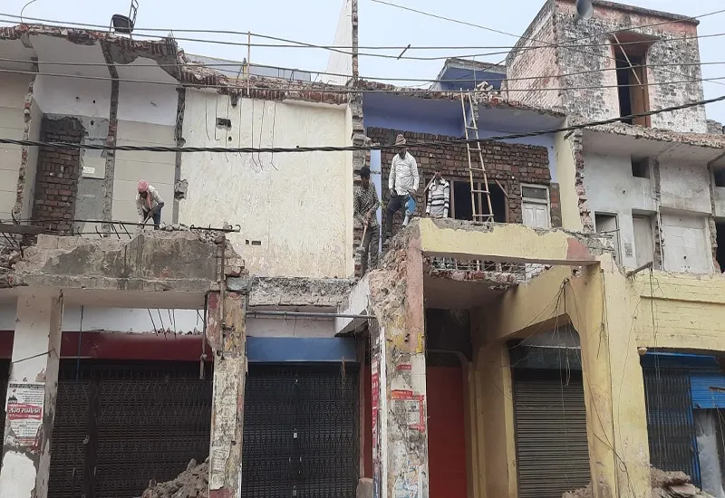 मुरादाबाद : बुध बाजार में अतिक्रमण पर चला नगर निगम का डंडा, व्यापारियों ने खुद भी तोड़ा अवैध निर्माण